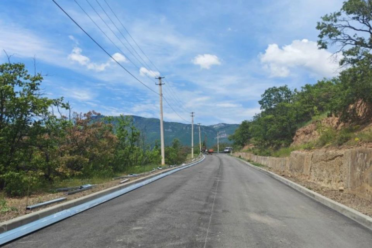 На дороге Алушта - Судак - Феодосия в Крыму продолжается масштабное обновление