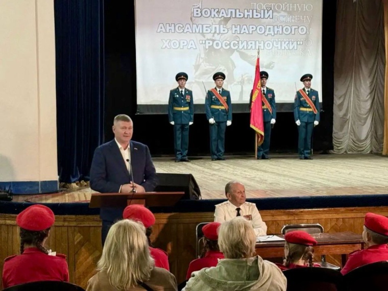 Михаил Шеремет: Сегодня в Симферопольском Доме офицеров собрались те, чья жизнь неразрывно связана с честью, долгом и служением Родине — ветераны Симферопольского высшего военно-политического строительного училища (СВВПСУ)