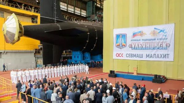 В Северодвинске вывели из эллинга атомный подводный крейсер "Ульяновск"